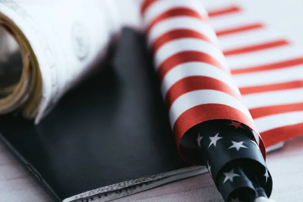 Nahaufnahme der amerikanischen Flagge in der Nähe von Pass und Dollarnoten — Stockfoto