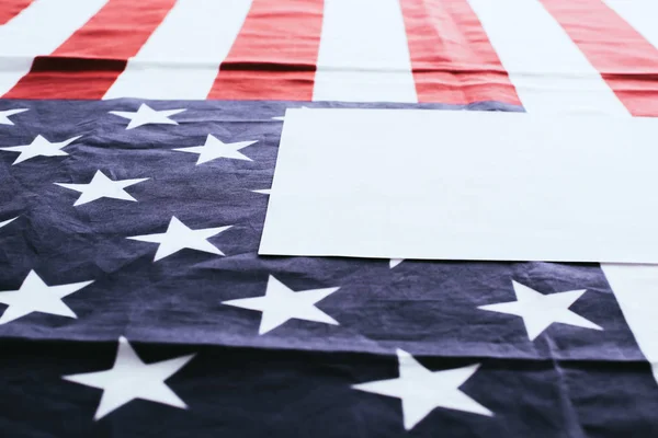 Foco seletivo da bandeira americana com estrelas e listras quase em branco com espaço de cópia — Fotografia de Stock