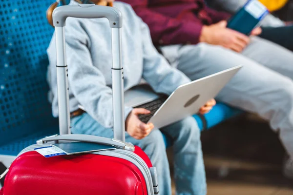 Fuoco selettivo di bagagli con bambino che usa il computer portatile su sfondo — Foto stock