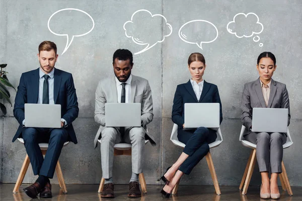 Empresarios multiétnicos sentados en sillas y utilizando computadoras portátiles en la sala de espera con el discurso vacío y burbujas de pensamiento ilustración por encima de las cabezas - foto de stock