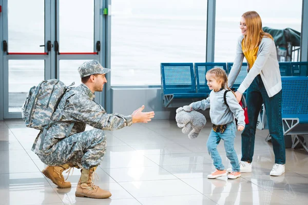 Fröhliche Tochter rennt zum glücklichen Vater in Militäruniform auf Flughafen — Stockfoto