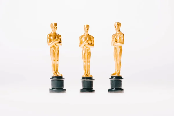 КИЕВ, УКРАИНА - 10 ЯНВАРЯ 2019 года: блестящие статуэтки золотого Оскара, изолированные на белом — стоковое фото
