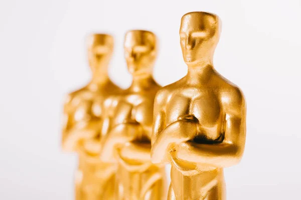 KIEW, UKRAINE - 10. JANUAR 2019: Großaufnahme von goldenen Oscar-Statuen isoliert auf Weiß — Stockfoto