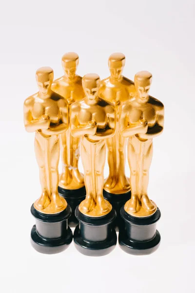 KYIV, UCRANIA - 10 DE ENERO DE 2019: estatuillas de los premios Oscar de oro aisladas en blanco - foto de stock