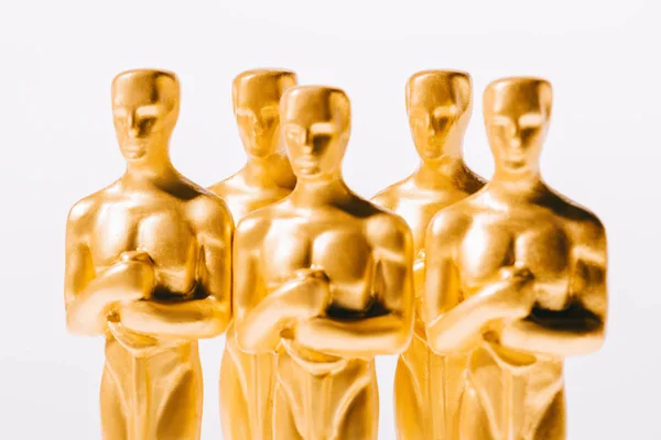 KYIV, UCRANIA - 10 DE ENERO DE 2019: enfoque selectivo de la fila de premios oscar dorados brillantes aislados en blanco — Stock Photo