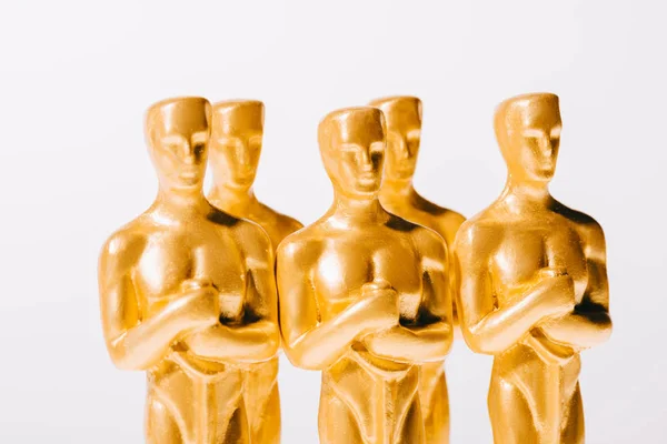 KYIV, UCRANIA - 10 DE ENERO DE 2019: enfoque selectivo de la fila de premios oscar dorados brillantes aislados en blanco - foto de stock