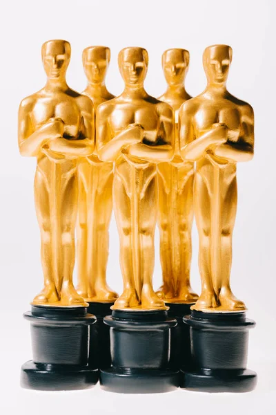 KIEW, UKRAINE - 10. JANUAR 2019: Goldene Oscar-Statuetten isoliert auf Weiß — Stockfoto