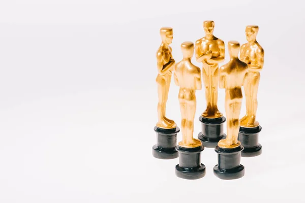KIEW, UKRAINE - 10. JANUAR 2019: Kreis der goldglänzenden Oscar-Auszeichnungen isoliert auf Weiß mit Kopierraum — Stockfoto
