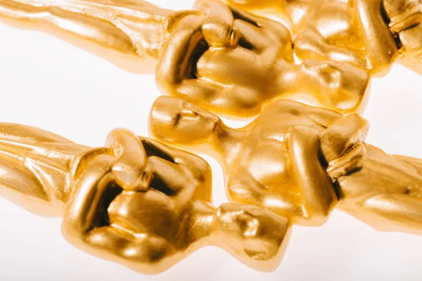 KYIV, UCRANIA - 10 DE ENERO DE 2019: primer plano de los brillantes premios Óscar de oro aislados en blanco - foto de stock