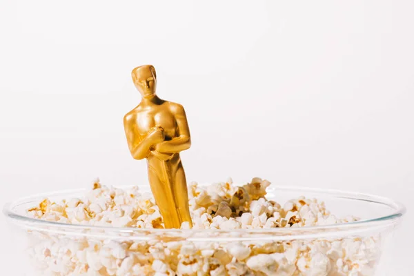 KYIV, UCRAINA - 10 GENNAIO 2019: premio Oscar lucido in ciotola di popcorn isolata su bianco con spazio copia — Foto stock
