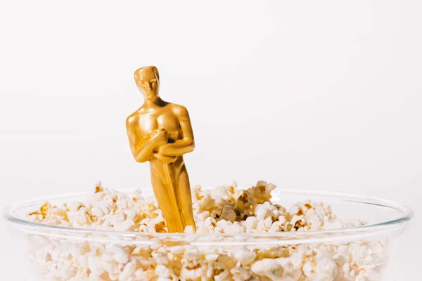 KYIV, UCRANIA - 10 DE ENERO DE 2019: premio oscar brillante en palomitas de maíz aisladas en blanco con espacio para copiar - foto de stock