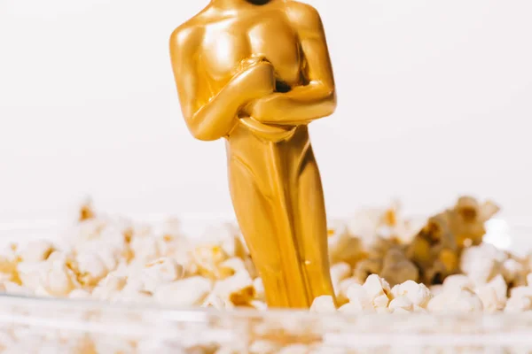QUIIV, UCRÂNIA - JANEIRO 10, 2019: close up of shiny oscar award in popcorn bowl isolated on white — Fotografia de Stock