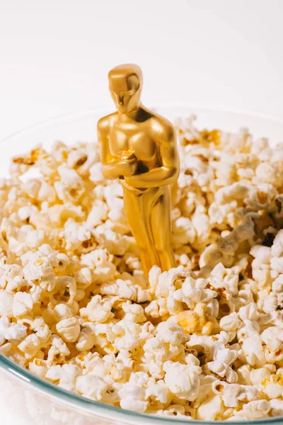 KYIV, UCRANIA - 10 DE ENERO DE 2019: enfoque selectivo del brillante premio oscar en palomitas de maíz aisladas en blanco - foto de stock