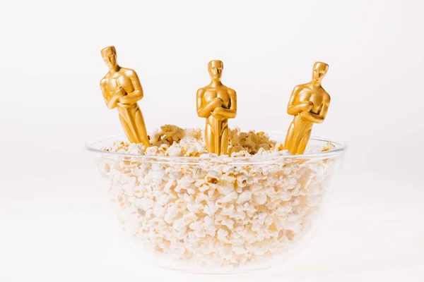 KIEW, UKRAINE - 10. JANUAR 2019: Oscar-Statuetten in Popcorn-Schale isoliert auf weiß — Stockfoto