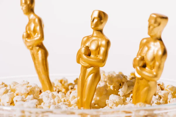 QUIIV, UCRÂNIA - JANEIRO 10, 2019: close up of oscar award statuettes in bowl of popcorn isolated on white — Fotografia de Stock