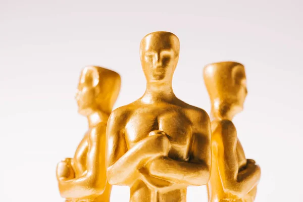 KIEW, UKRAINE - 10. JANUAR 2019: Großaufnahme von Hollywood-Oscar-Statuetten isoliert auf Weiß — Stockfoto