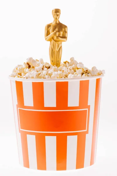 KYIV, UCRAINA - 10 GENNAIO 2019: premio Oscar lucido nella tazza di popcorn isolata sul bianco — Foto stock