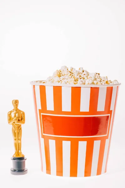 KYIV, UCRAINA - 10 GENNAIO 2019: premio Oscar lucido con coppetta di popcorn isolata su bianco — Foto stock