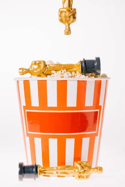 KIEW, UKRAINE - 10. JANUAR 2019: oscarprämierte Statuetten mit rotem Pappbecher voll Popcorn isoliert auf weiß — Stockfoto