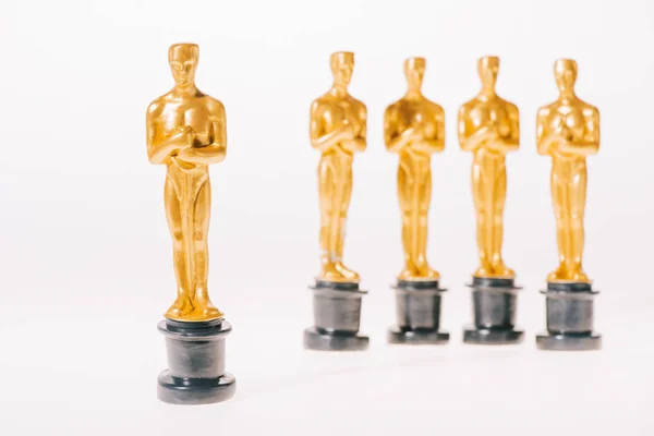 KYIV, UCRANIA - 10 DE ENERO DE 2019: enfoque selectivo de las estatuillas de los premios Oscar de Hollywood aisladas en blanco - foto de stock