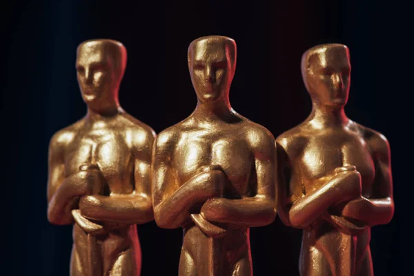 KYIV, UCRAINA - 10 GENNAIO 2019: brillanti statuette d'oro oscar award isolate sul nero — Foto stock