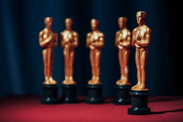 KYIV, UCRANIA - 10 DE ENERO DE 2019: fila de premios Óscar de oro de Hollywood sobre fondo oscuro - foto de stock