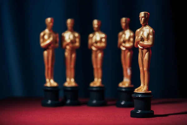 KYIV, UCRAINA - 10 GENNAIO 2019: fila di premi hollywood golden oscar su sfondo scuro — Foto stock