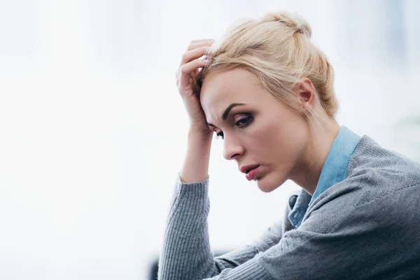 Foyer sélectif de belle femme bouleversée toucher la tête avec l'espace de copie — Photo de stock