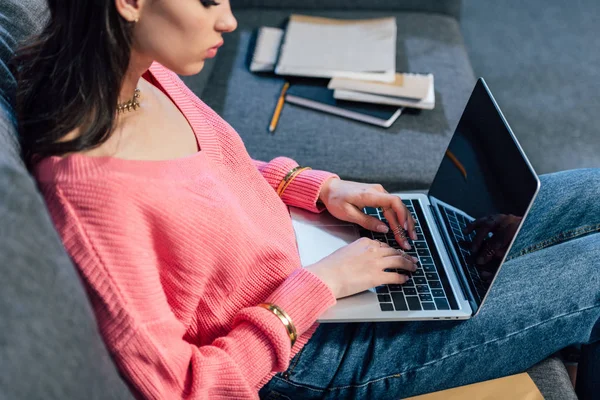 Bela mulher indiana estudando com livros e laptop no sofá — Fotografia de Stock