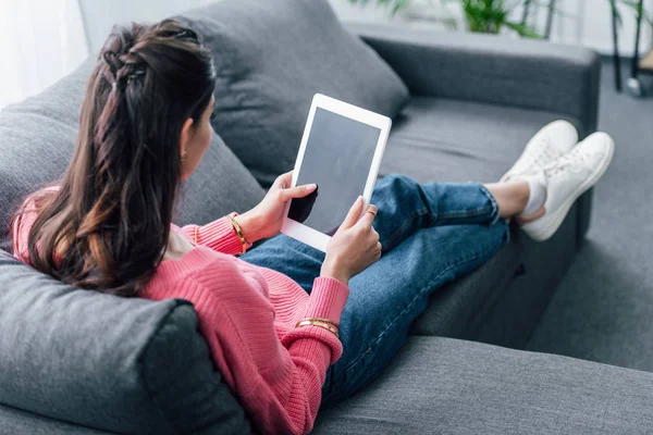 Femme indienne utilisant tablette numérique avec écran blanc sur canapé — Photo de stock