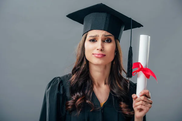 Estudiante india en sombrero de graduación con diploma, aislado en gris — Stock Photo