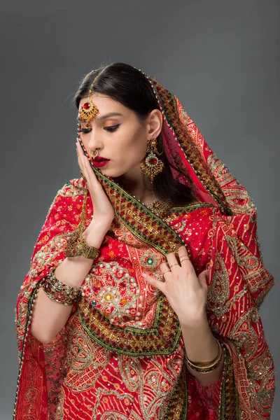 Elegante Indianerin in traditionellem Sari und Bindi, isoliert auf grau — Stockfoto