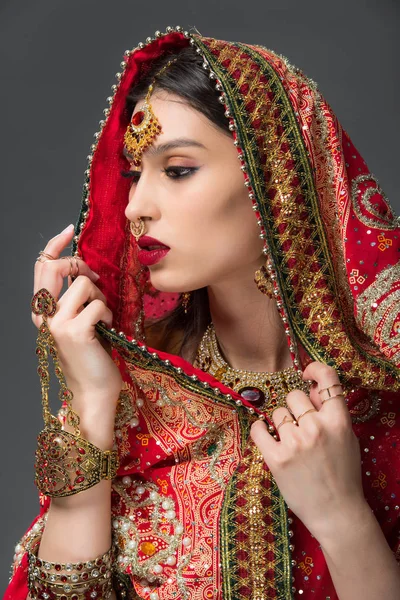 Séduisante femme indienne en sari traditionnel et bindi, isolée sur gris — Photo de stock