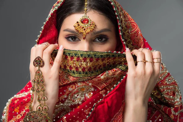 Belle femme indienne avec le visage de fermeture bindi, isolé sur gris — Photo de stock