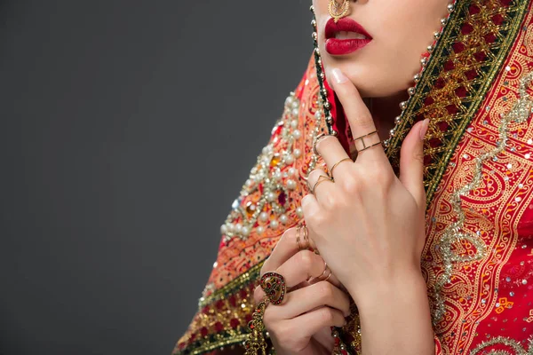 Vista recortada de la mujer india posando con ropa tradicional, aislada en gris - foto de stock