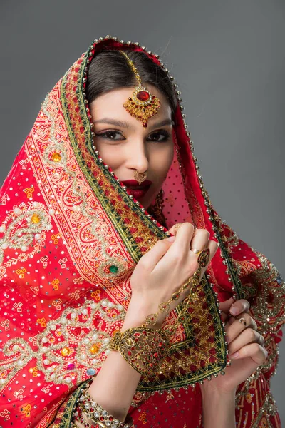 Mulher indiana feliz posando em sari tradicional e acessórios, isolado em cinza — Fotografia de Stock