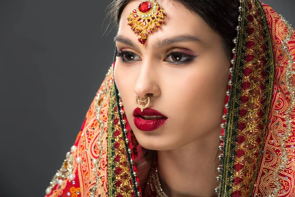 Atractiva mujer india posando en sari tradicional y bindi, aislado en gris — Stock Photo