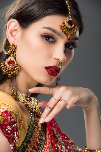 Bela mulher indiana posando em acessórios tradicionais, isolado em cinza — Stock Photo