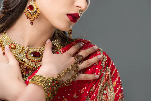 Vista recortada de la mujer posando en sari indio y accesorios, aislado en gris - foto de stock