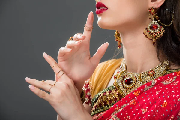 Recortado vista de la mujer india gesto en accesorios, aislado en gris - foto de stock