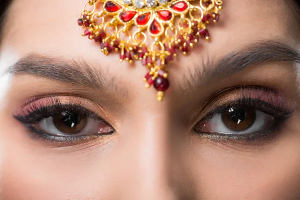 Close up de bela mulher indiana em bindi tradicional, isolado em cinza — Fotografia de Stock