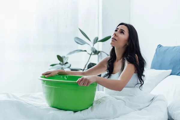 Грустные длинноволосая девушка с использованием раковины во время повреждения водой в спальне — стоковое фото