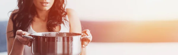 Vista cortada de mulher encaracolado segurando pote sob gotas de água — Fotografia de Stock