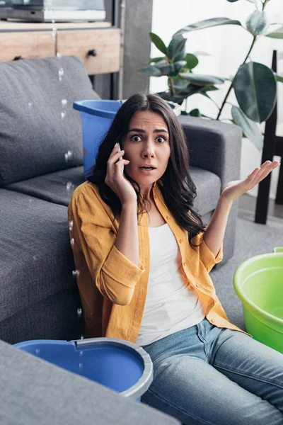 Mulher chocada falando no telefone e olhando para a câmera — Fotografia de Stock