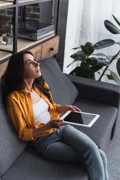 Frau mit wasserbeschädigtem digitalen Tablet überrascht — Stockfoto