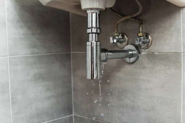 Tubos de acero con gotas de agua sobre fondo gris - foto de stock