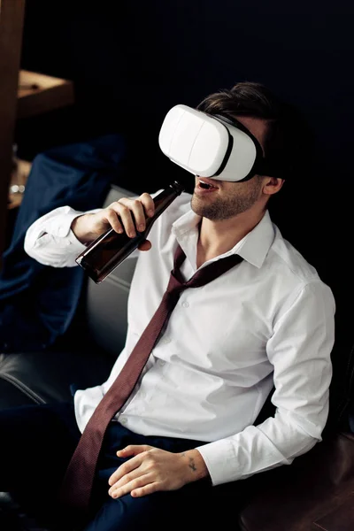 Homem vestindo fone de ouvido realidade virtual e beber cerveja — Fotografia de Stock