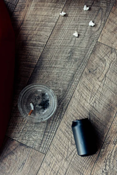 Vista superior de cinzeiro de vidro perto de lata e pipoca — Fotografia de Stock
