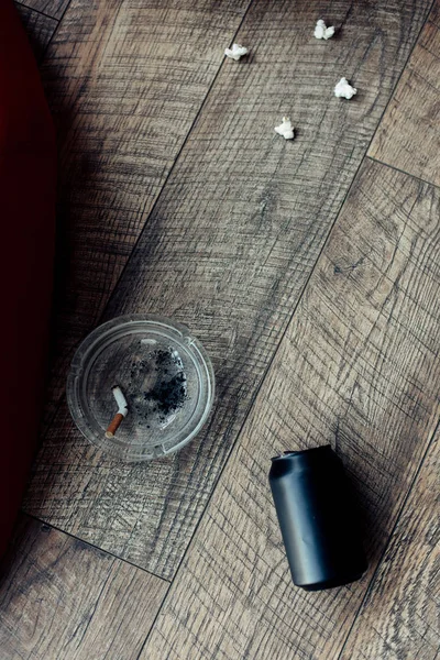 Vue du dessus du cendrier en verre près de la boîte et du maïs soufflé — Photo de stock