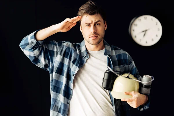 Чоловік тримає пивний шолом в руках і стоїть у вітальні — стокове фото